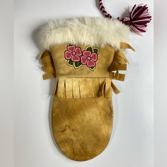 MOOSEHIDE/FUR EMBROIDERED FLOWER MITTENS MADE IN THE CREE NATION OF MISTISSINI! - Picture 7 of 15